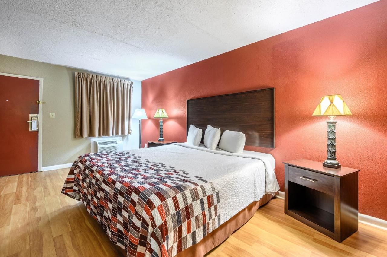 Deluxe King Room Non-Smoking at Holiday Inn Express Hotel & Suites Sylacauga, an IHG Hotel