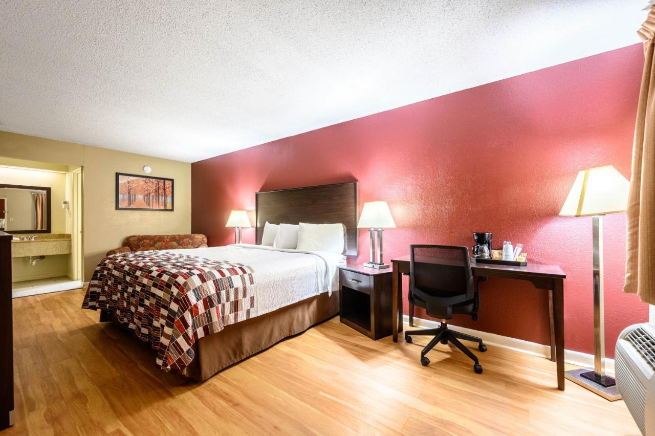 Superior King Room Smoking at Holiday Inn Express Hotel & Suites Sylacauga, an IHG Hotel