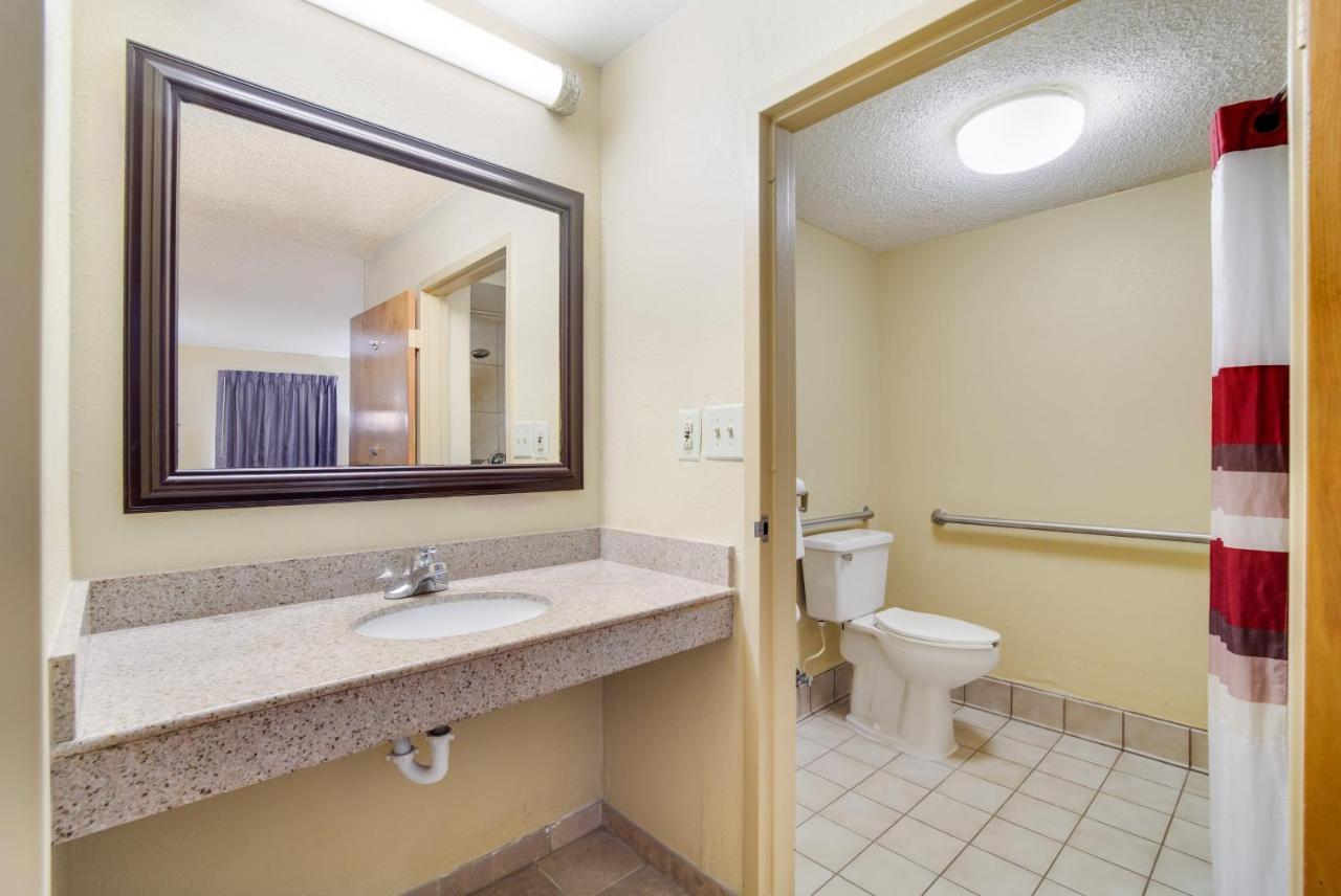 Deluxe King Room Disability Access Non-Smoking at Red Roof Inn Augusta - Washington Road