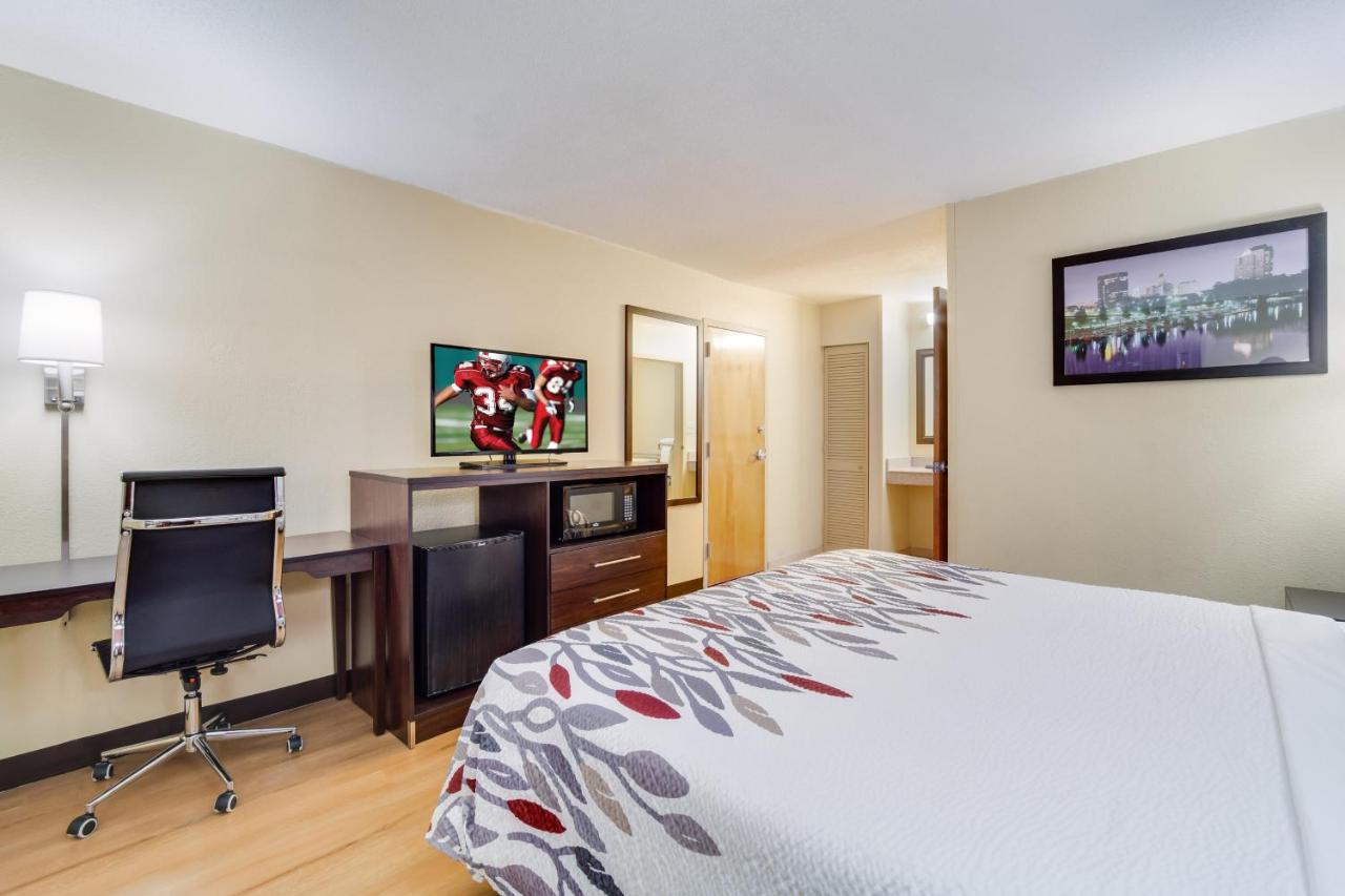Deluxe King Room Non-Smoking at Red Roof Inn Augusta - Washington Road