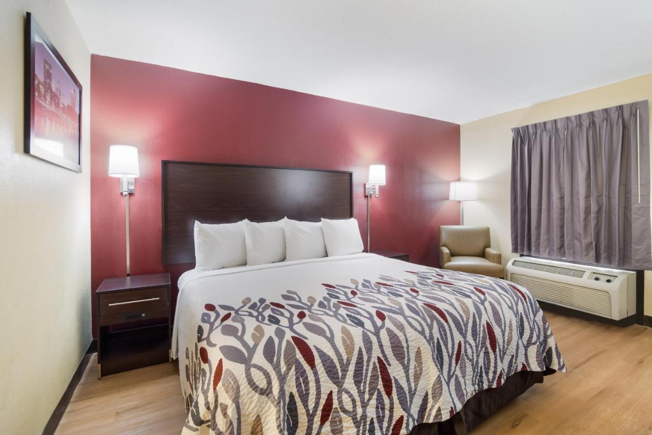 Deluxe King Room Non-Smoking at Red Roof Inn Augusta - Washington Road