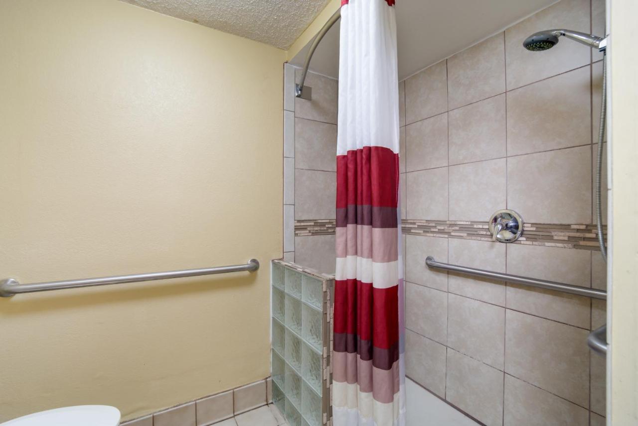 Deluxe King Room Disability Access Roll-in Shower Non-Smoking at Red Roof Inn Augusta - Washington Road