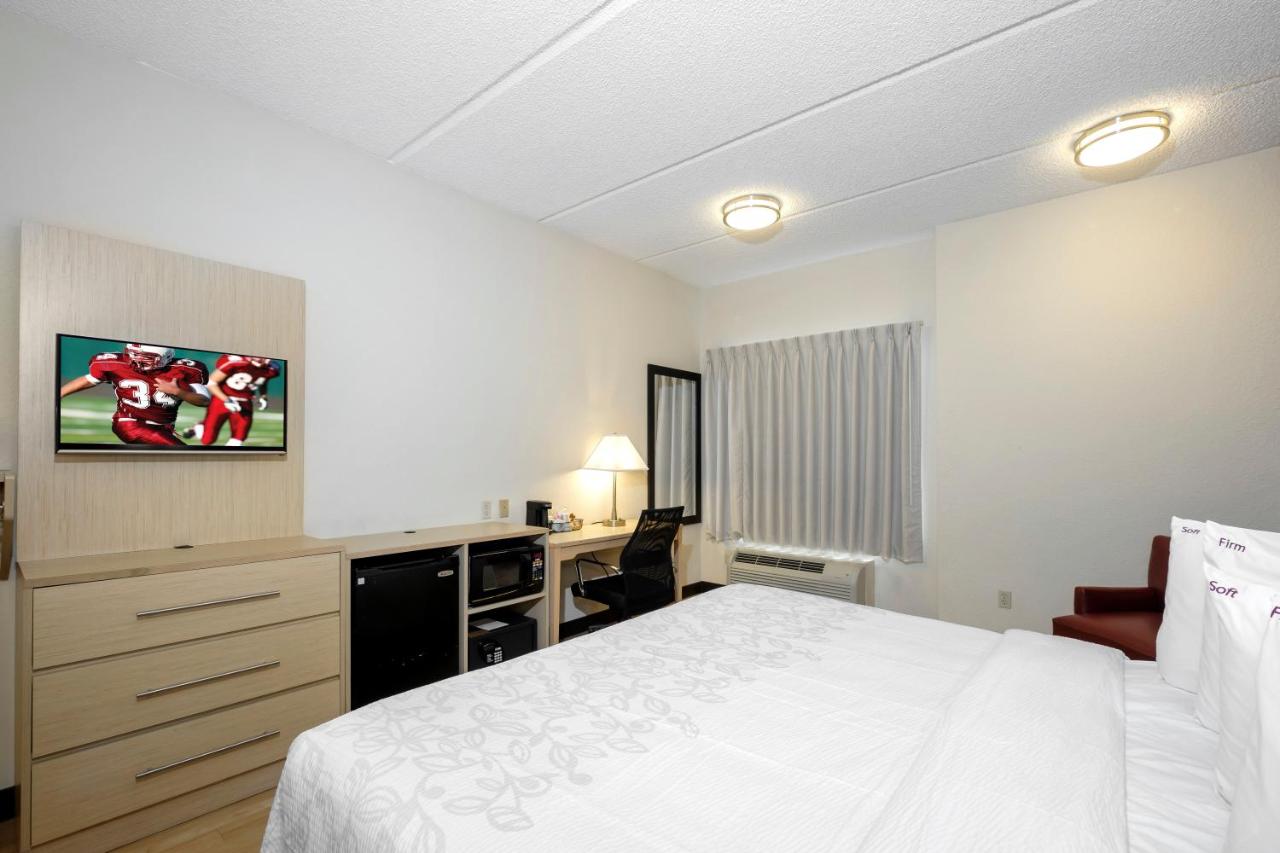 Deluxe King Room Disability Access Roll-ln Shower Smoke Free at Red Roof Inn PLUS+ Gainesville