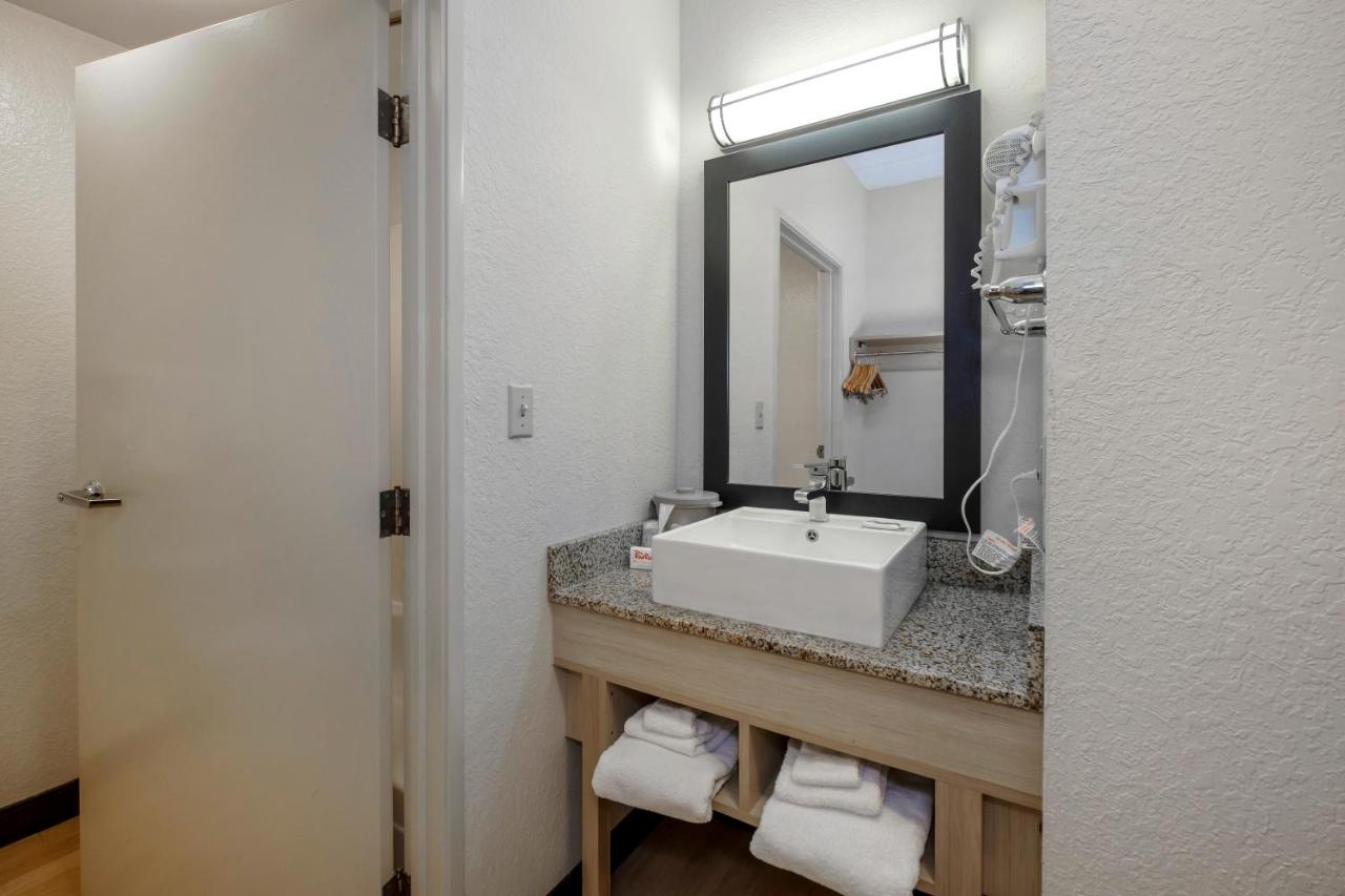 Superior King Room Smoke Free at Red Roof Inn PLUS+ Gainesville