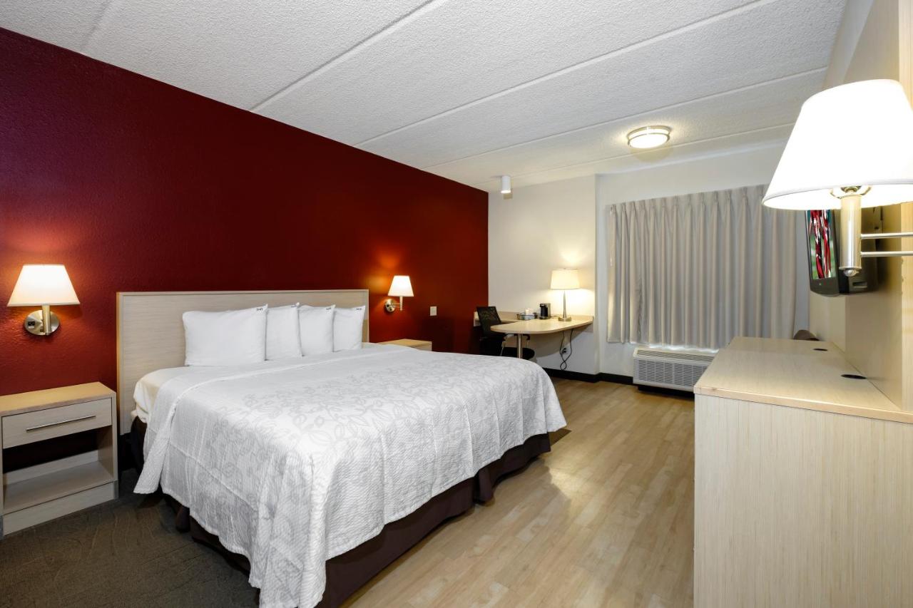 Superior King Room Smoke Free at Red Roof Inn PLUS+ Gainesville