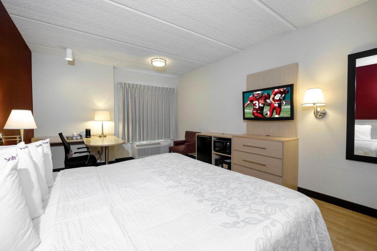 Superior King Room Smoke Free at Red Roof Inn PLUS+ Gainesville