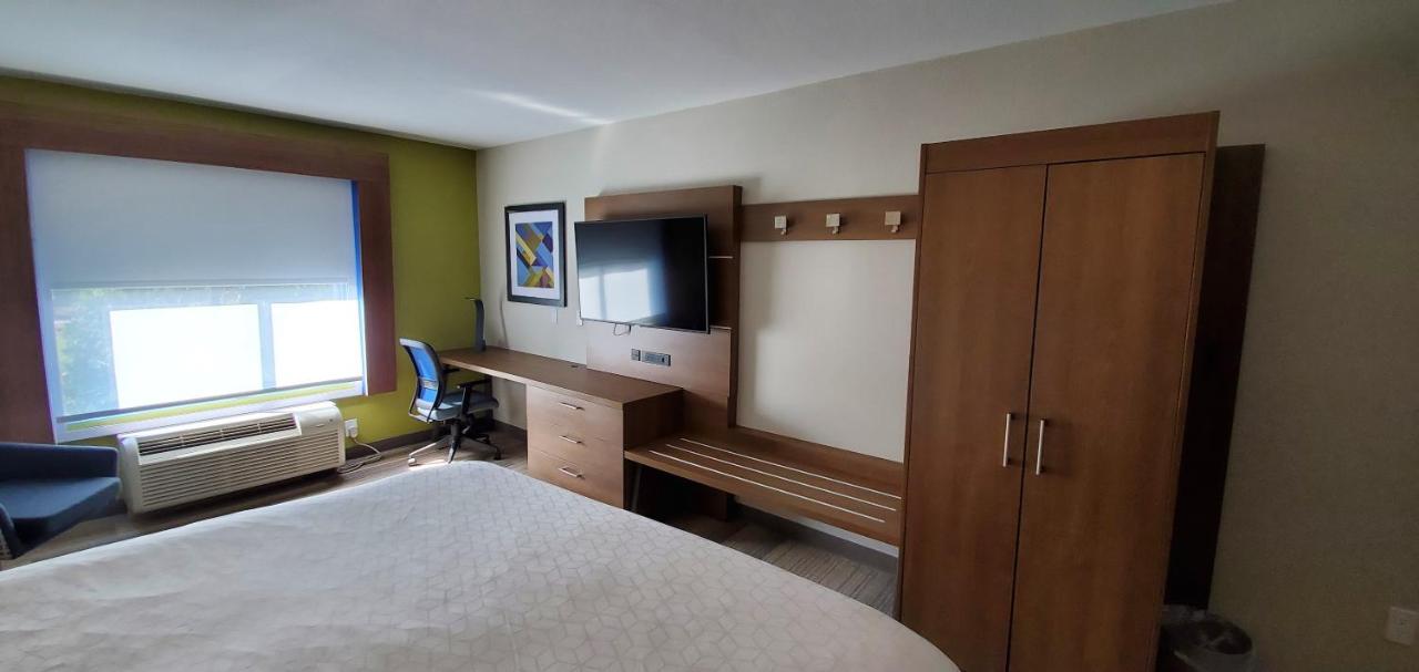 King Room - Non-Smoking at Holiday Inn Express Hotel and Suites Kinston by IHG