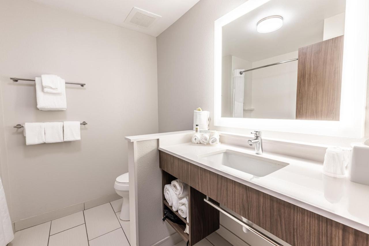 Queen Room with Two Queen Beds at Holiday Inn Express & Suites Rantoul by IHG