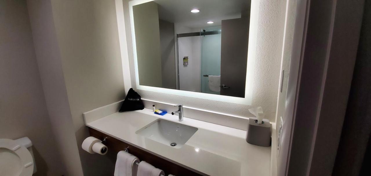 King Room - Disability Access/Non-Smoking at Holiday Inn Express Hotel and Suites Kinston by IHG