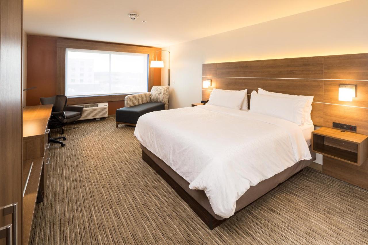 King Room - Hearing Accessible - Non-Smoking at Holiday Inn Express and Suites Kalamazoo West by IHG