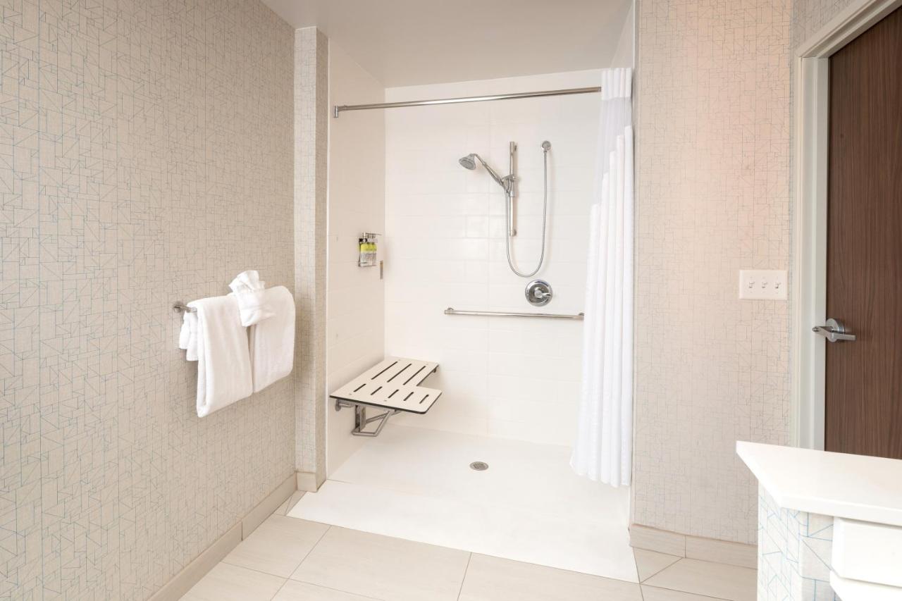 Suite - Mobility Access Roll in Shower/Non-Smoking at Holiday Inn Express and Suites Kalamazoo West by IHG