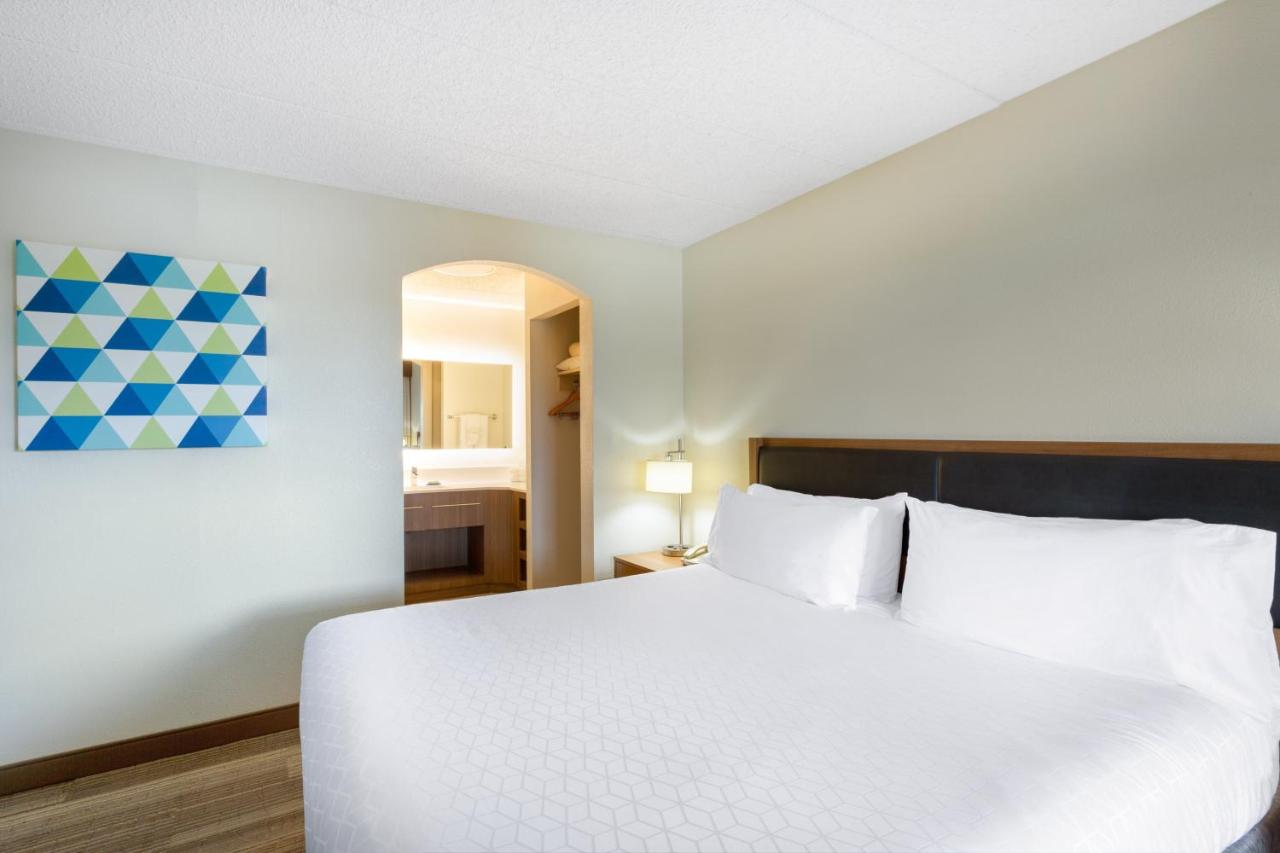 King Suite - Non-Smoking at Holiday Inn Express Hotel & Suites Philadelphia – King of Prussia by IHG