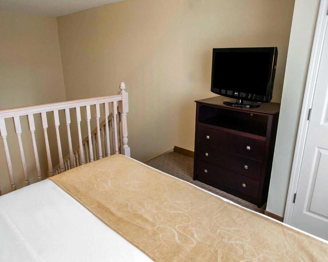 King Suite with Sofa Bed - Non-Smoking at Comfort Suites University Area Notre Dame - South Bend