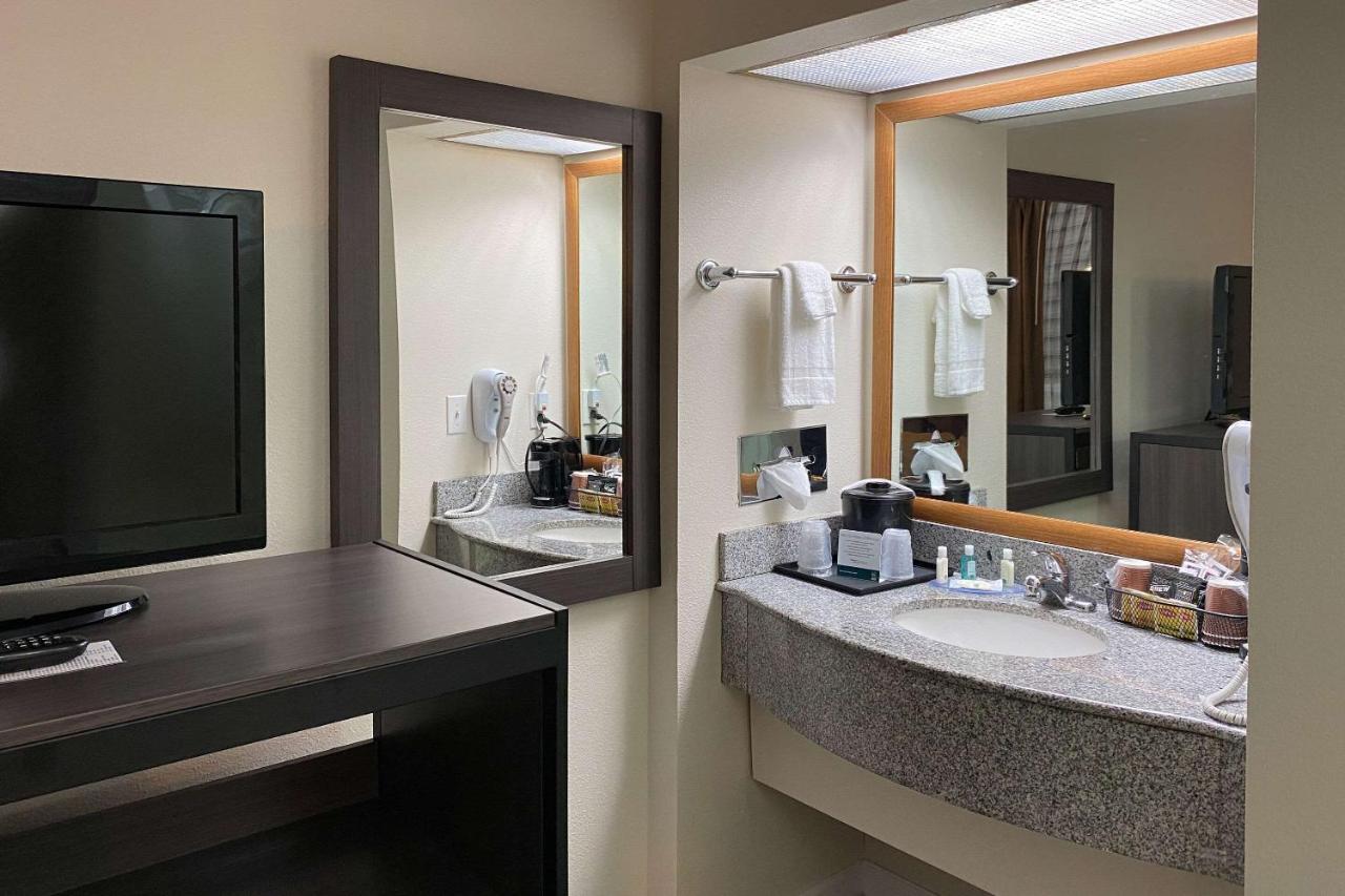 Queen Room - Non-Smoking at Quality Inn Branson - Hwy 76 Central