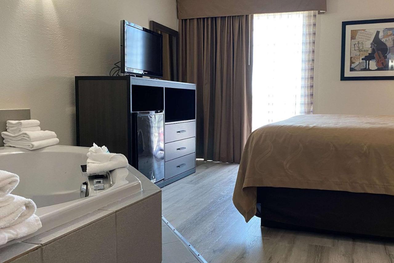 King Room with Hot Tub - Non-Smoking at Quality Inn Branson - Hwy 76 Central