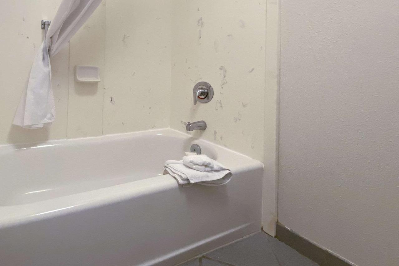 King Suite with Sofa Bed - Non-Smoking at Quality Inn Branson - Hwy 76 Central