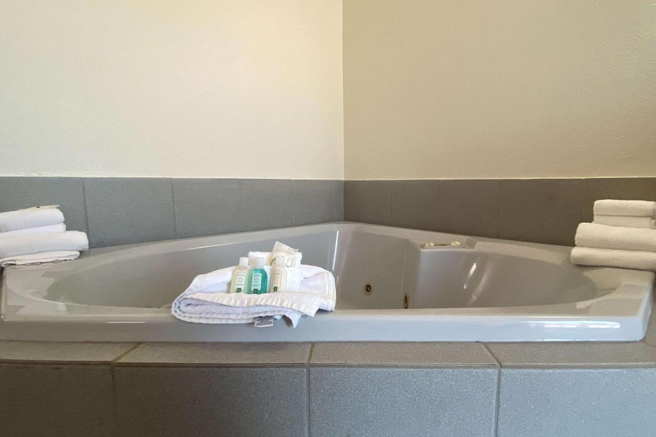 King Suite with Sofa Bed - Non-Smoking at Quality Inn Branson - Hwy 76 Central
