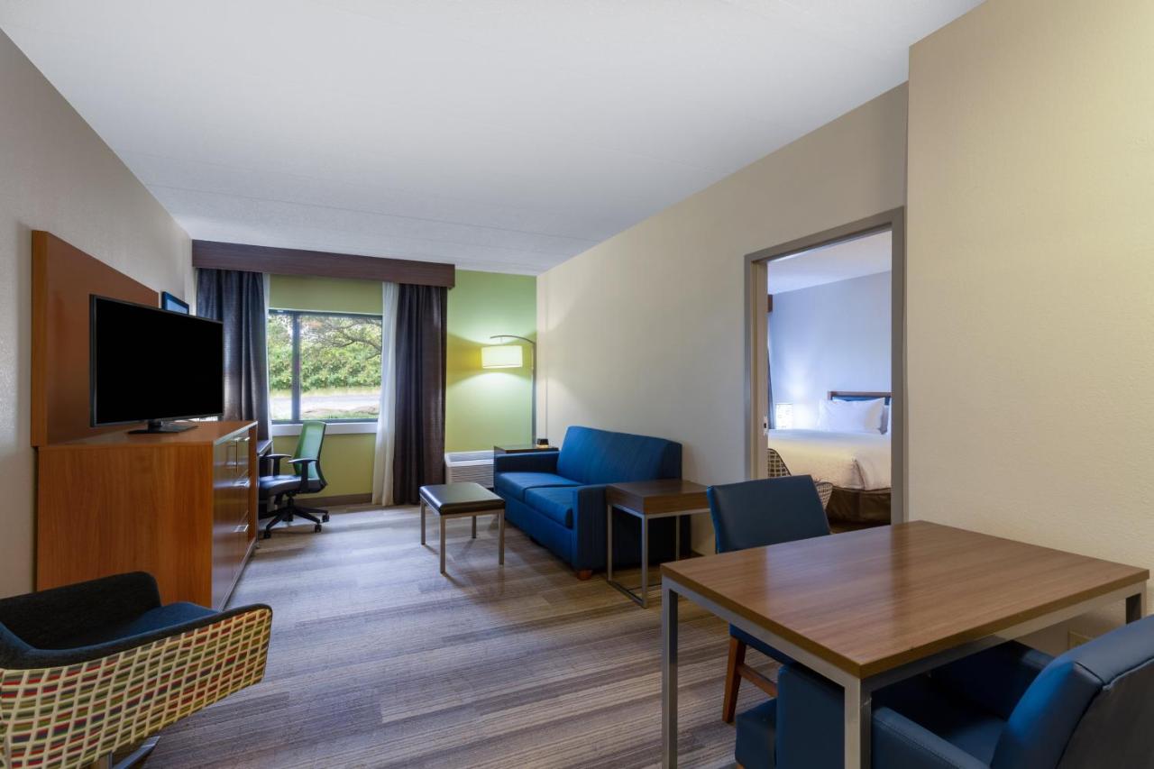 Suite - Mobility Access Roll in Shower/Non-Smoking at Holiday Inn Express Hotel & Suites Philadelphia – King of Prussia by IHG