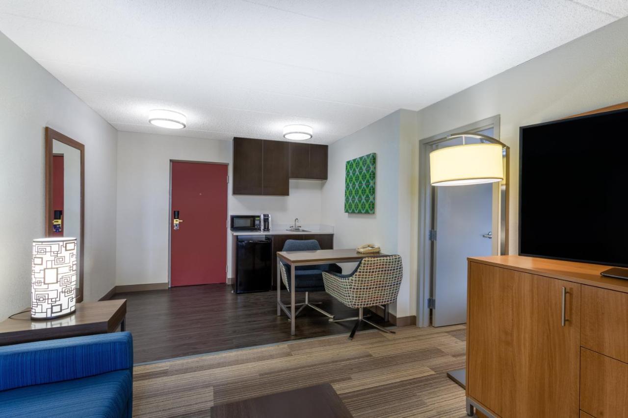 King Suite - Non-Smoking at Holiday Inn Express Hotel & Suites Philadelphia – King of Prussia by IHG
