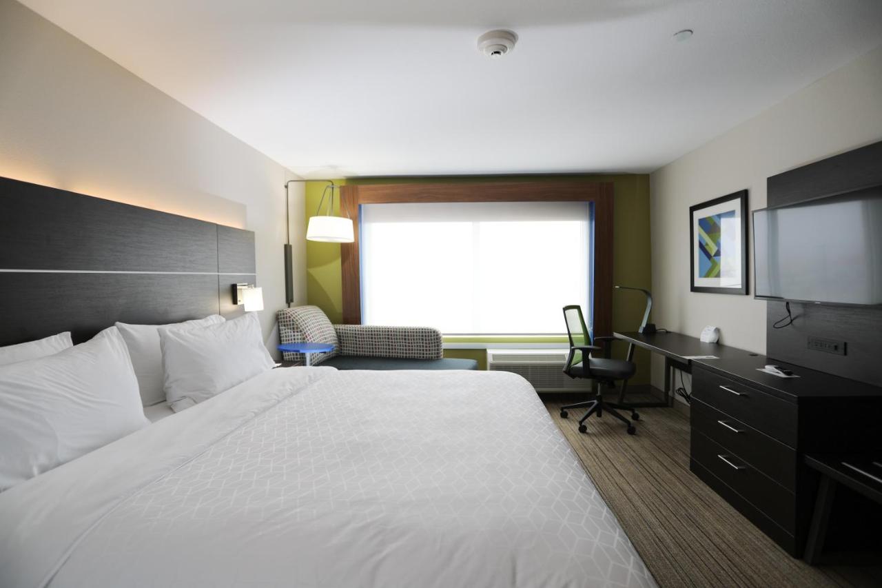 Deluxe King Room - Mobility Access at Holiday Inn Express & Suites Forney by IHG