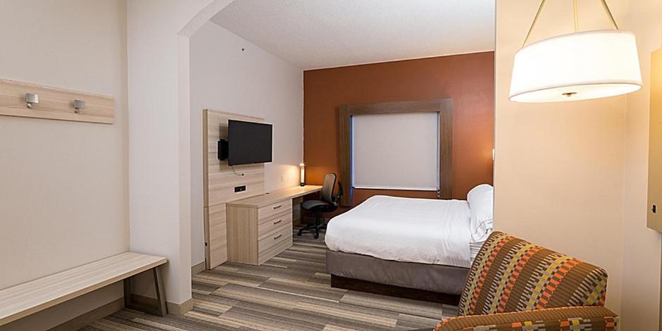 King Room - Mobility Access/Hearing Accessible at Holiday Inn Express Hotel & Suites Grand Blanc by IHG