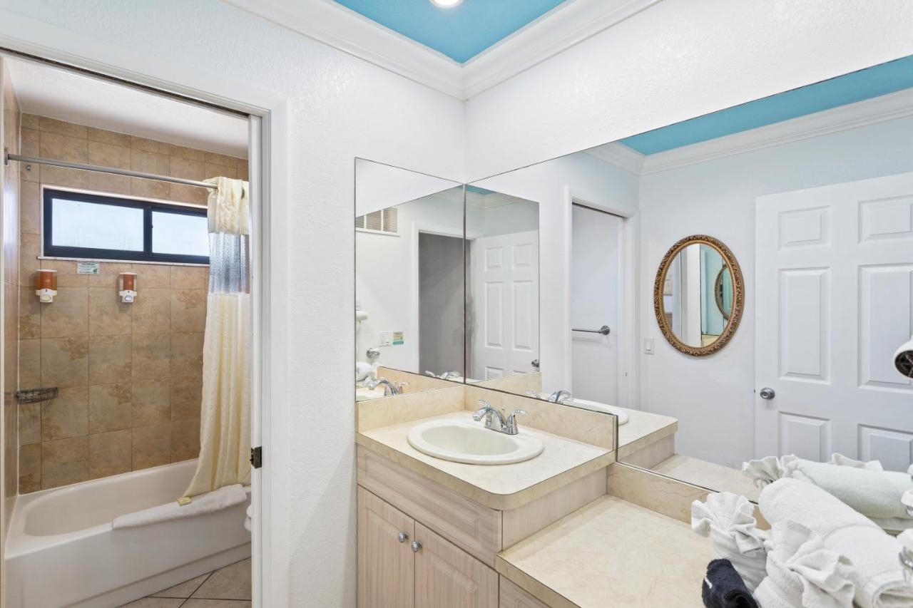 Bay Front with Balcony Suite: 1 Queen Bed at Bayview Plaza Waterfront Resort
