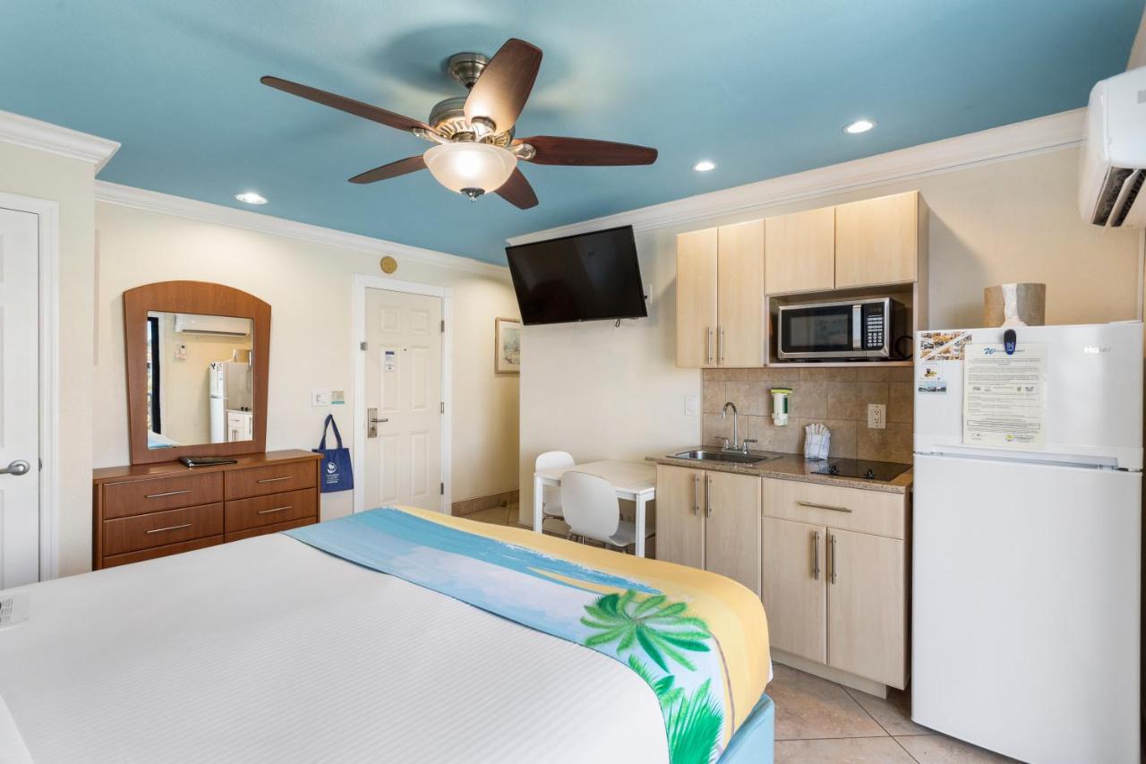 Bay Front with Balcony Suite: 1 Queen Bed at Bayview Plaza Waterfront Resort