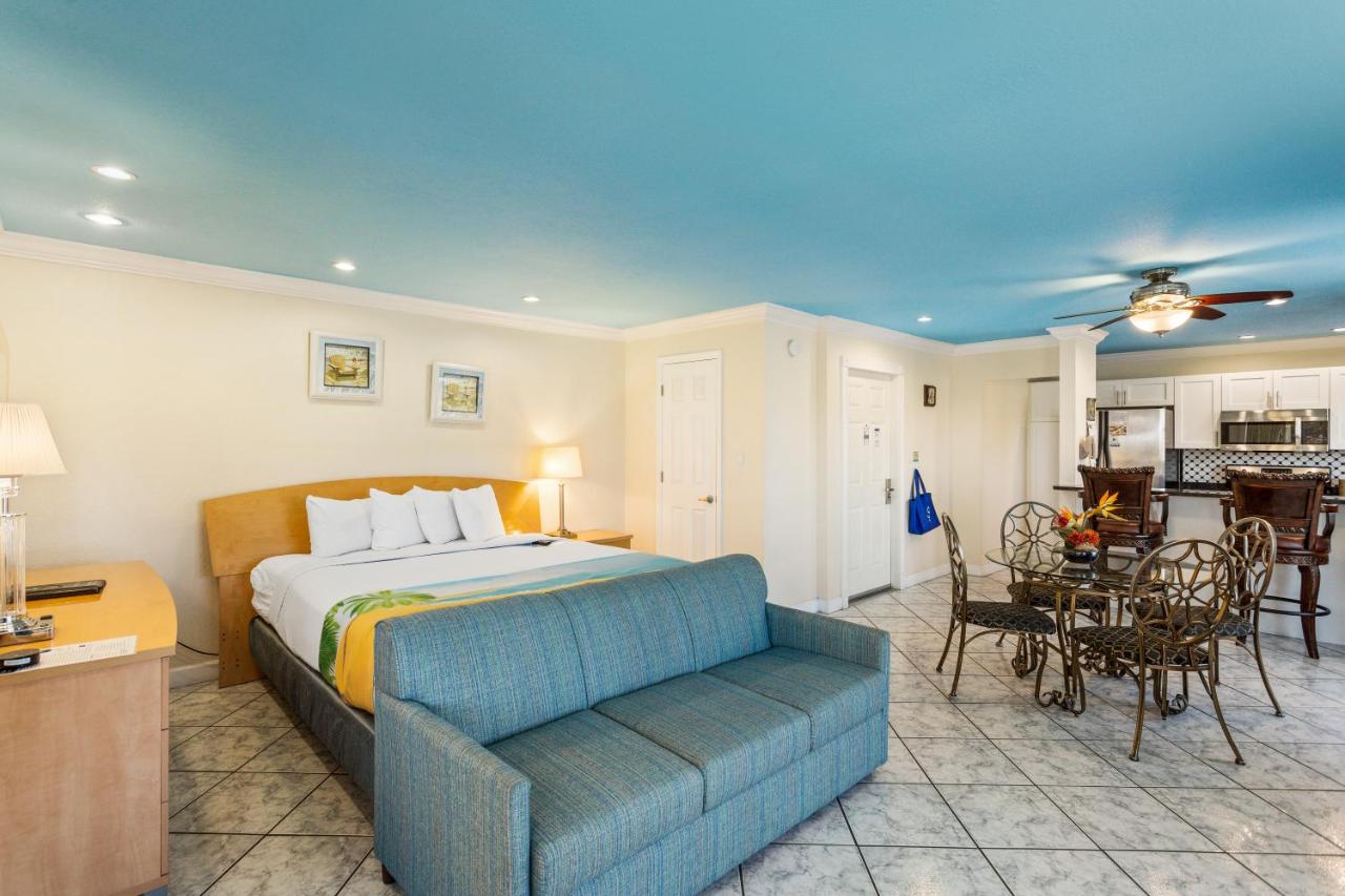 Penthouse with Balcony Suite: 1 King Bed and 2 Sleeper Sofas at Bayview Plaza Waterfront Resort