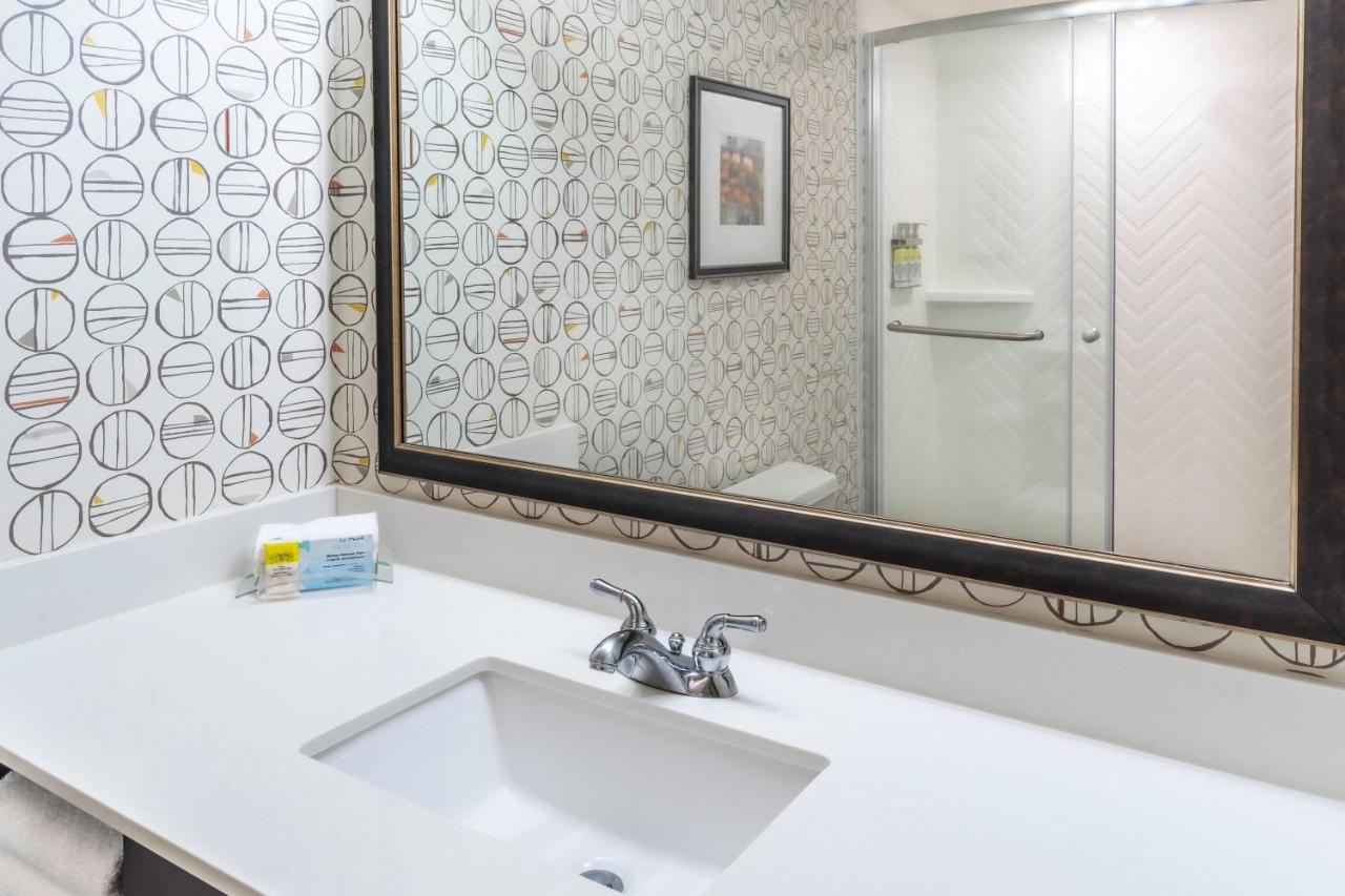 King Suite at Holiday Inn Hotel & Suites-Milwaukee Airport by IHG