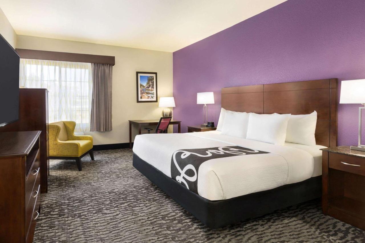 King Room with Roll-In Shower - Mobility/Hearing Accessible - Non-Smoking at La Quinta Inn & Suites by Wyndham Fresno Northwest