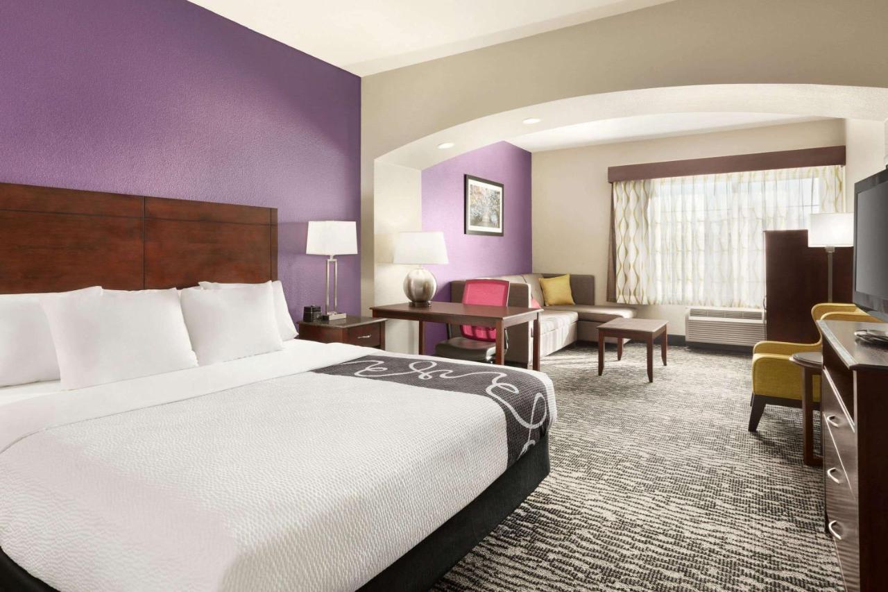 King Suite - Mobility/Hearing Accessible with Bath Tub - Non-Smoking at La Quinta Inn & Suites by Wyndham Fresno Northwest