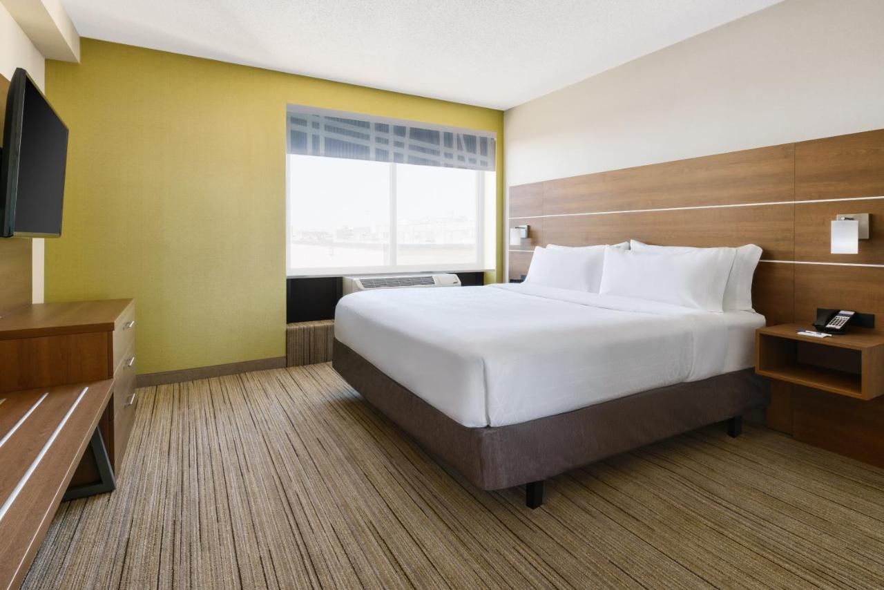King Suite at Holiday Inn Express Boston by IHG