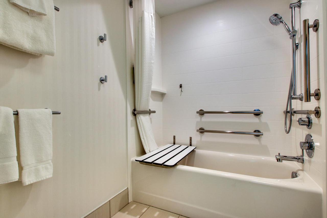 King Room - Mobility Access Tub - Non-Smoking at Holiday Inn Express & Suites Findlay North by IHG