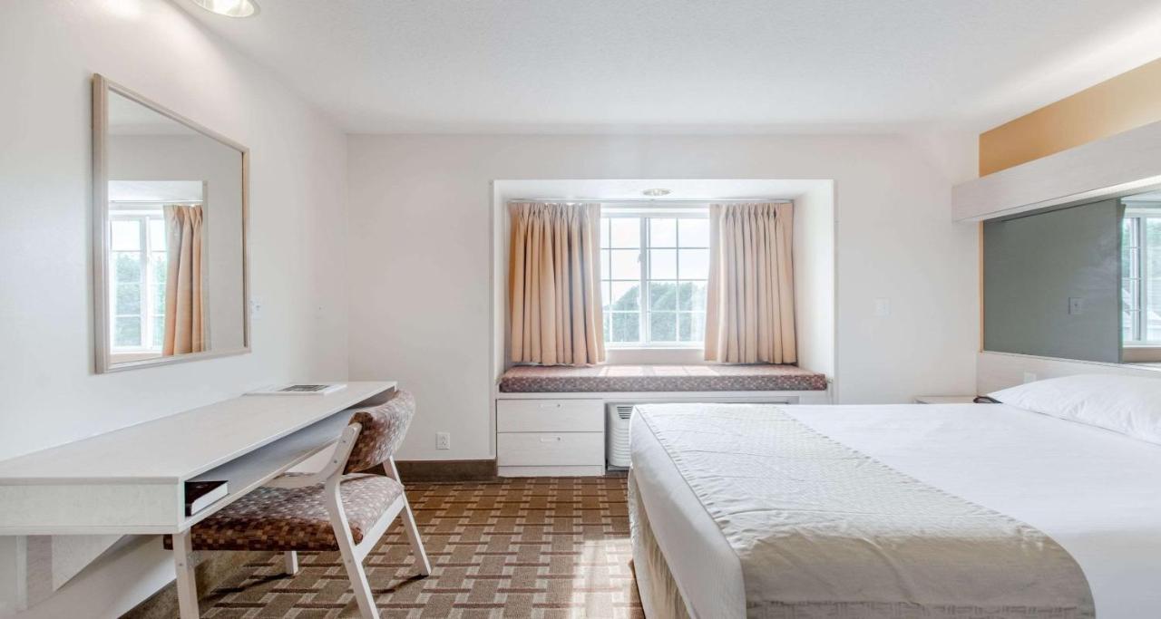 Queen Room at Super 8 by Wyndham Christiansburg/Blacksburg Area