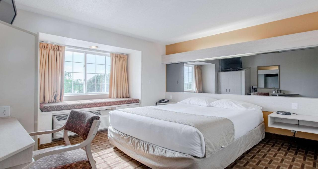 Queen Room at Super 8 by Wyndham Christiansburg/Blacksburg Area