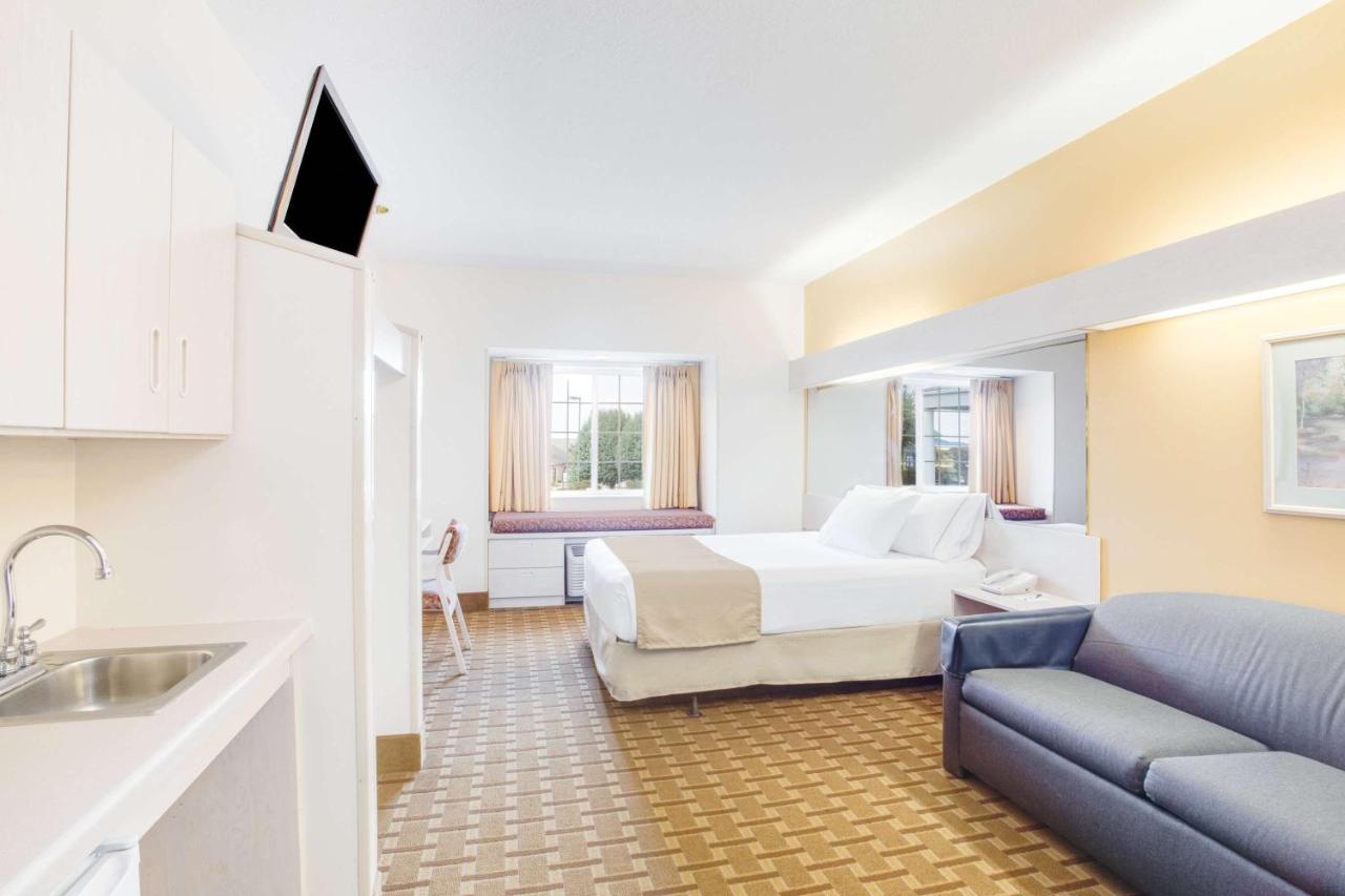 Queen Suite with Sofa Bed at Super 8 by Wyndham Christiansburg/Blacksburg Area