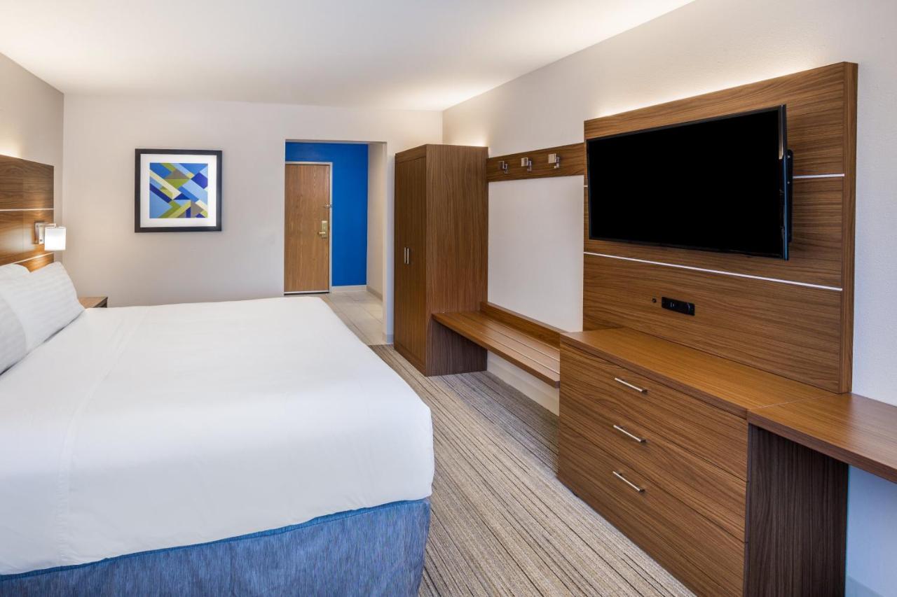 King Room - Disability Access at Holiday Inn Express Wisconsin Dells by IHG