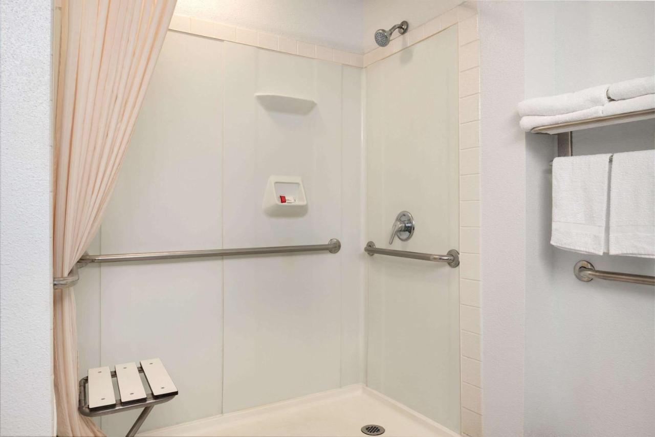 Double Room with Two Double Beds - Mobility Access/Non-Smoking at Travelodge by Wyndham Zanesville
