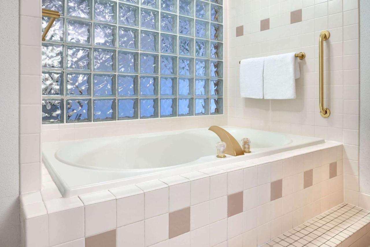Deluxe King Room - Non-Smoking at Travelodge by Wyndham Zanesville