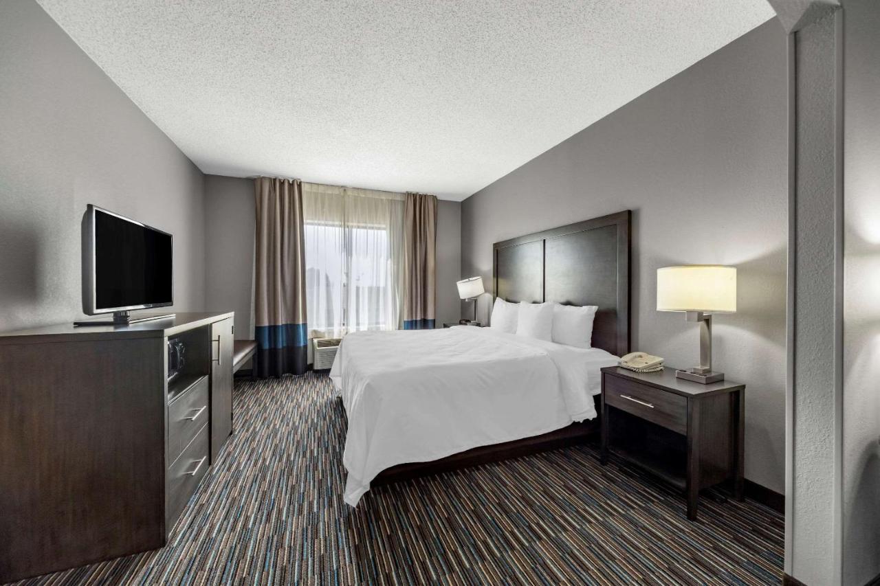 King Suite at Garner Hotel Oklahoma City - Quail Springs by IHG