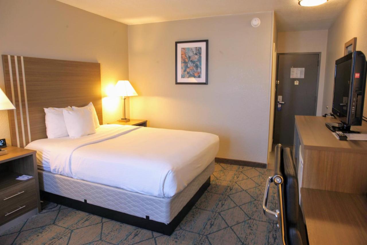 1 Queen Bed, Non-Smoking at Baymont by Wyndham Effingham