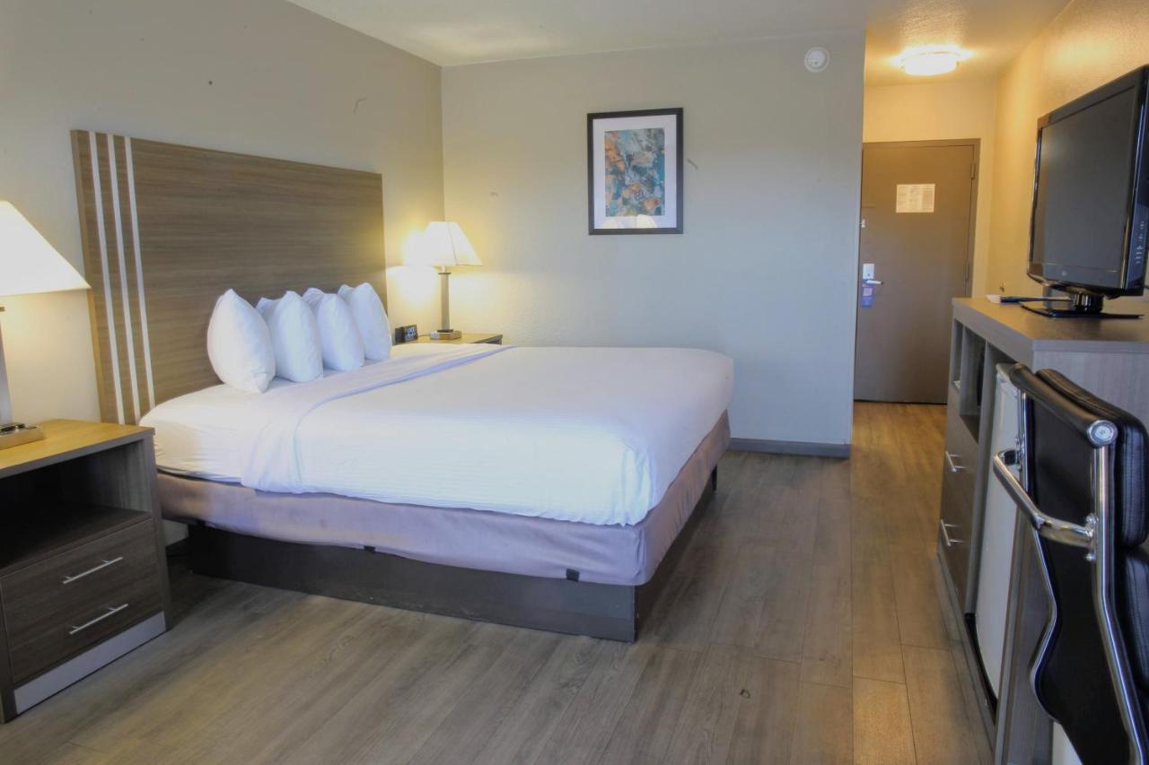 King Room - Non-Smoking at Baymont by Wyndham Effingham