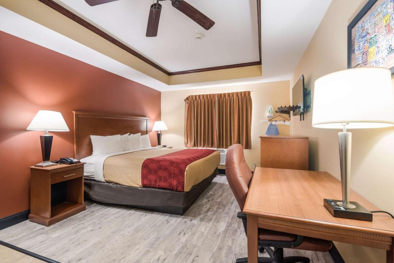 King Room - Non-Smoking at Econo Lodge Inn & Suites Little Rock SW