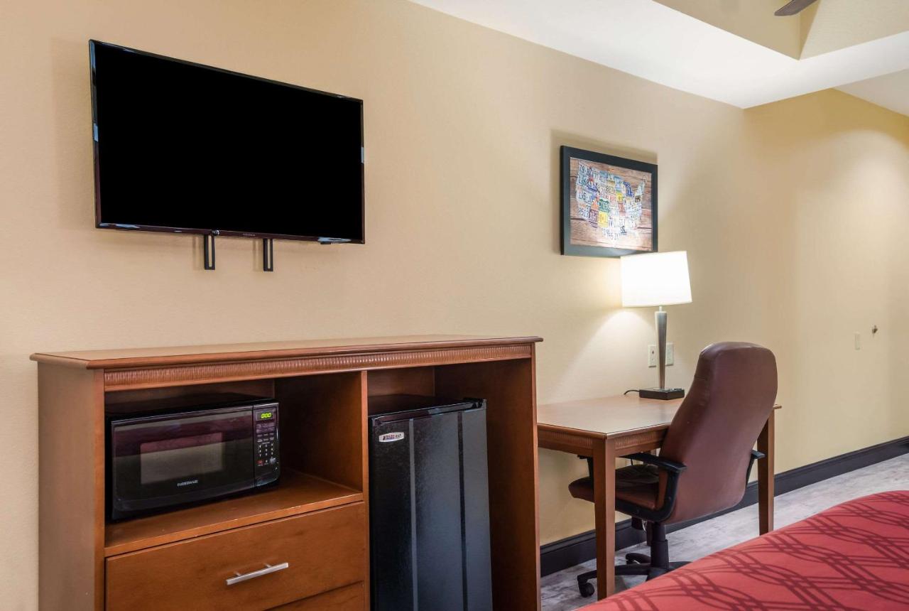 King Room - Non-Smoking at Econo Lodge Inn & Suites Little Rock SW