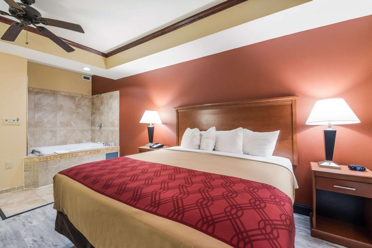King Room - Non-Smoking at Econo Lodge Inn & Suites Little Rock SW