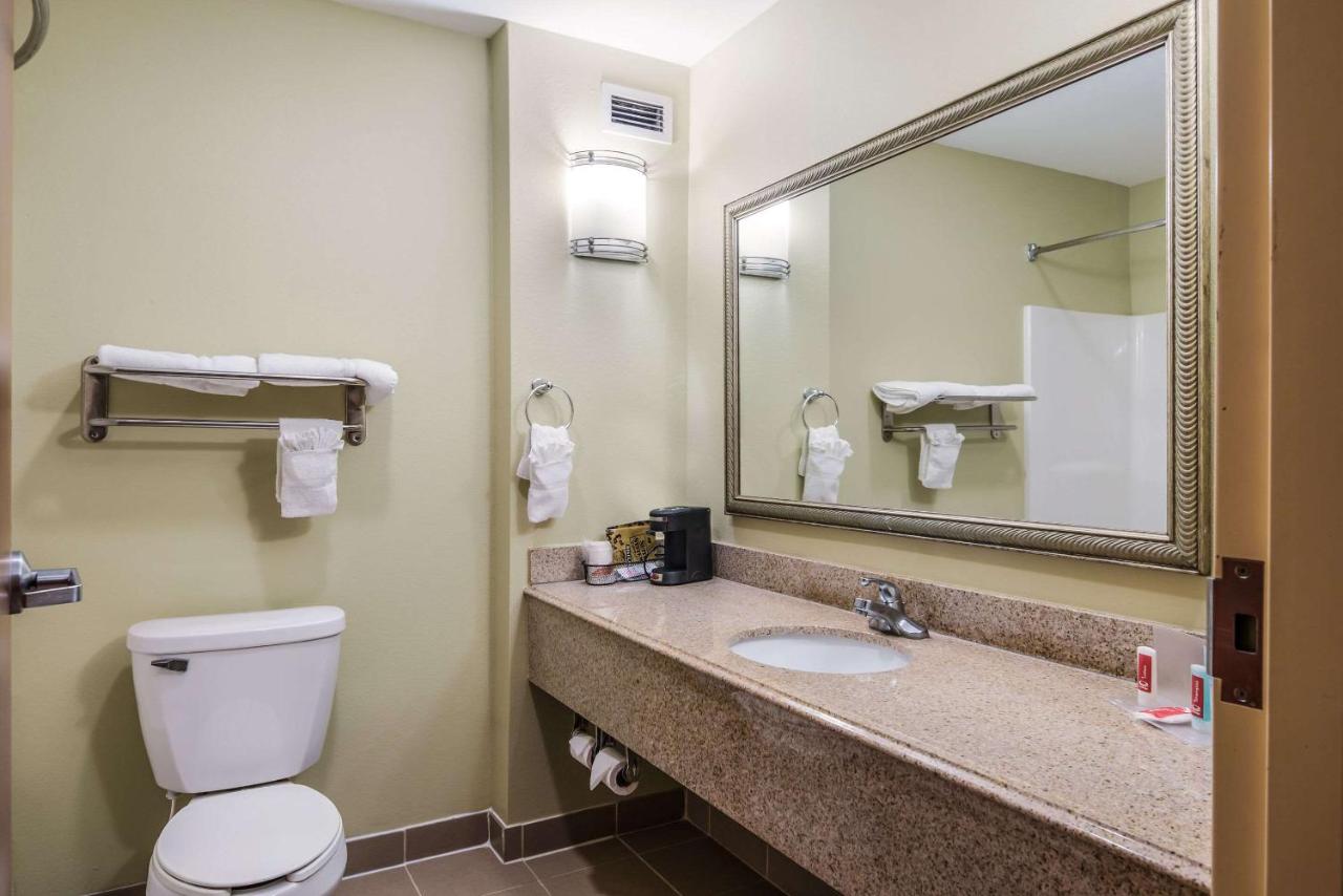 King Room - Non-Smoking at Econo Lodge Inn & Suites Little Rock SW