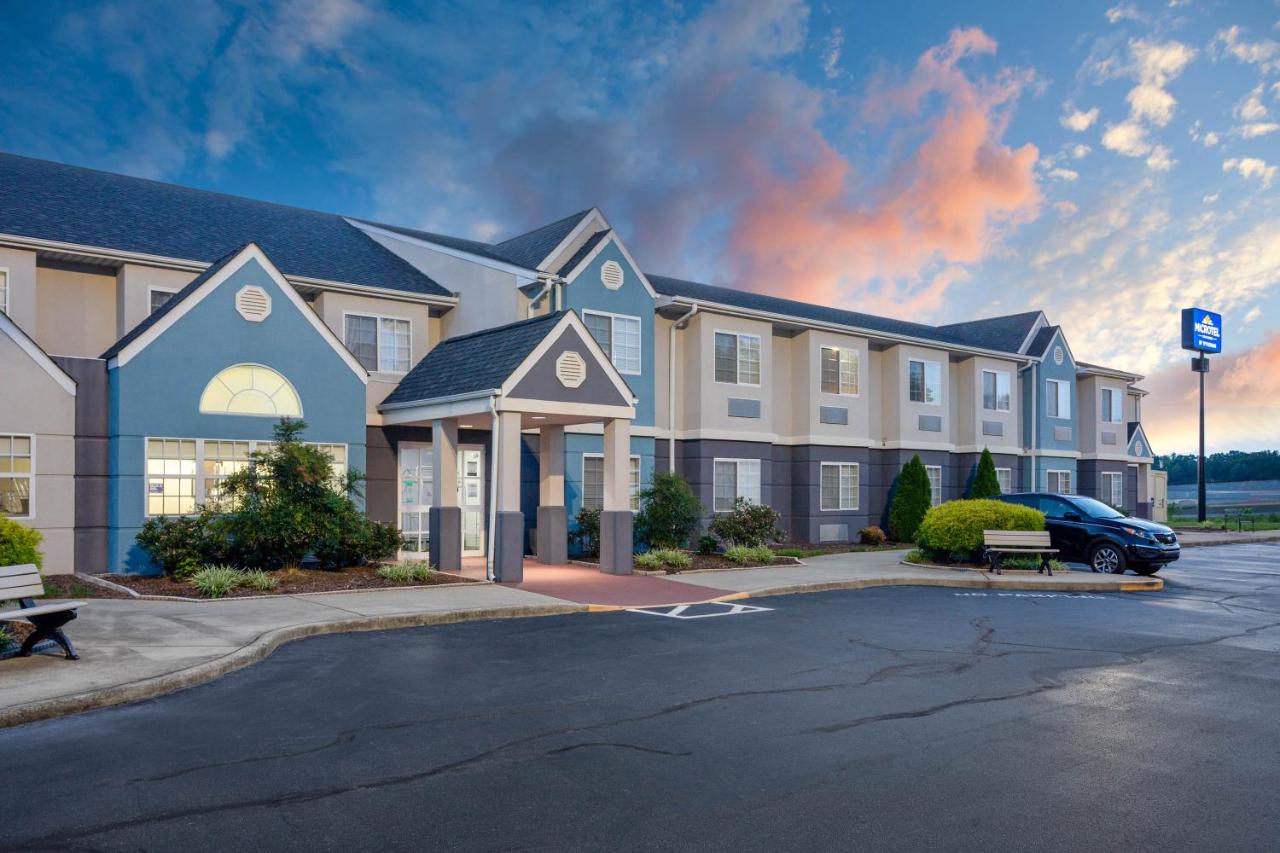 Queen Room - Non-Smoking at Microtel Inn & Suites by Wyndham Burlington