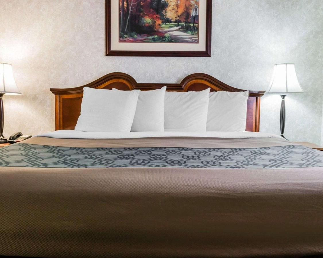 King Suite at Econo Lodge & Suites Grand Rapids Airport