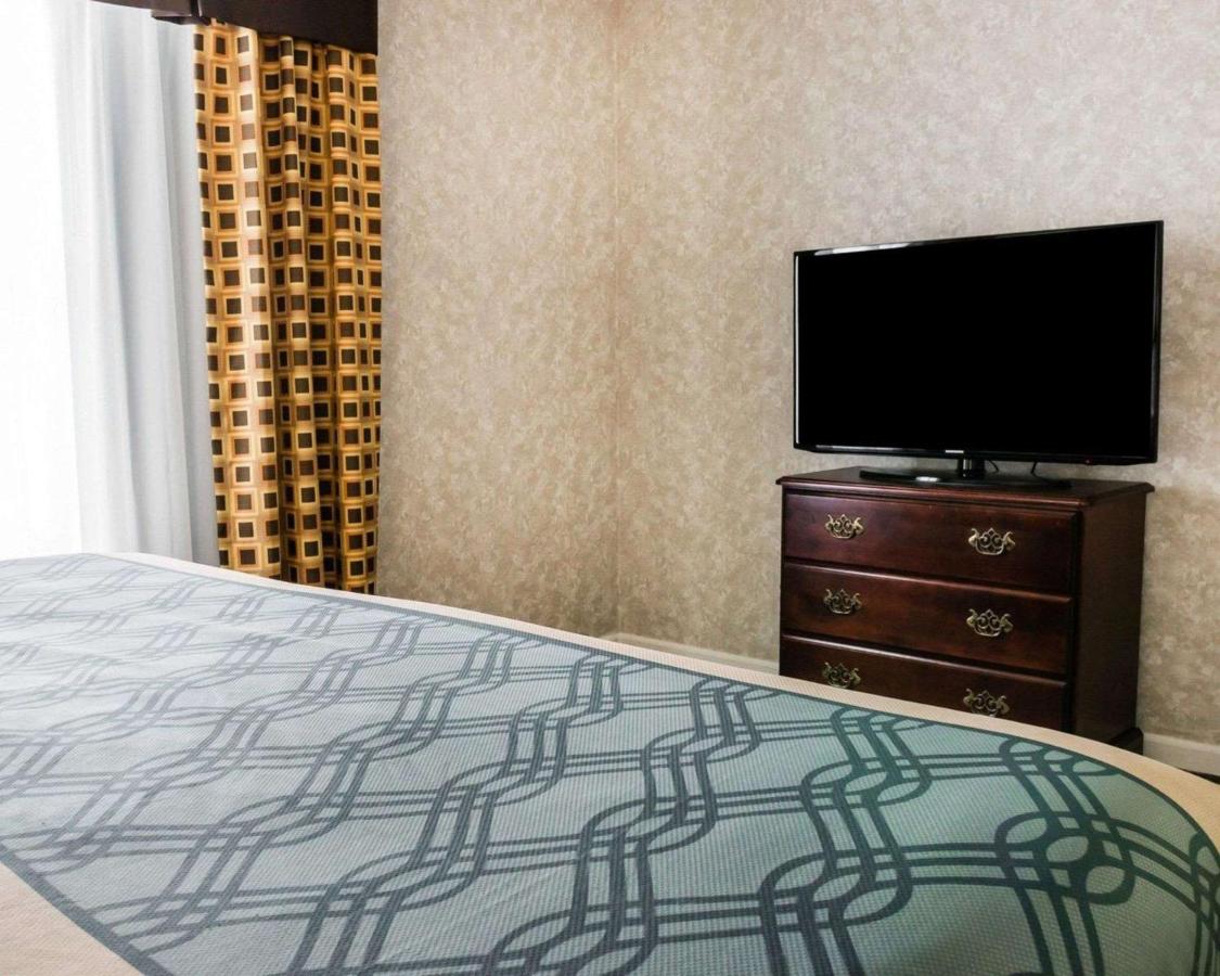 King Suite at Econo Lodge & Suites Grand Rapids Airport