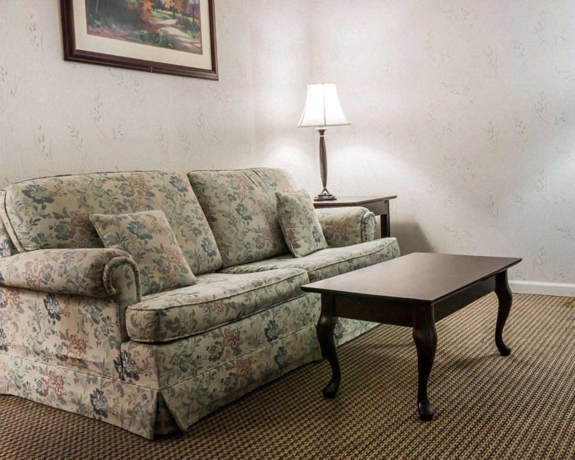Queen Suite at Econo Lodge & Suites Grand Rapids Airport